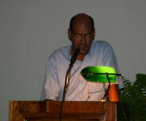 El escritor y periodista Emilio Zambrana presentando el libro "La noche en llamas"
